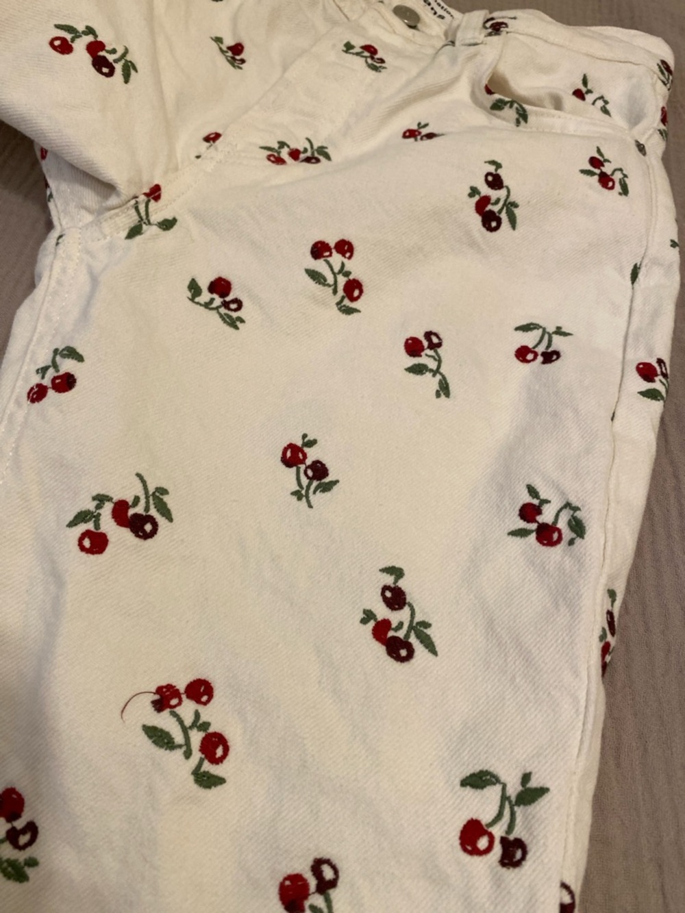Reformation White Straight-Leg Jeans with Cherry Motif. Size 26 - Picture 12 of 14